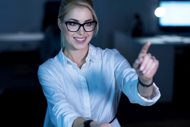 dynamische vrouwelijke adviseur gespecialiseerd in innovatie