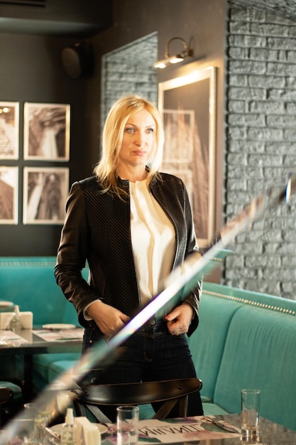 professionele vrouwelijke consultant met moderne zakelijke uitstraling