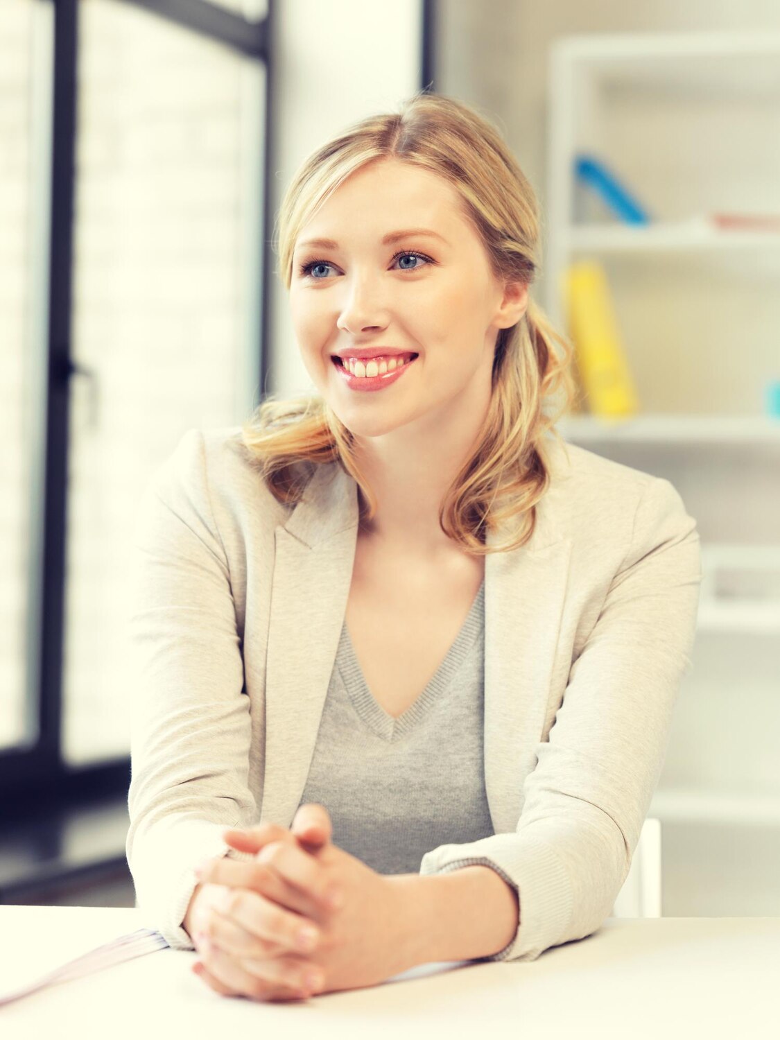 Jonge consultant vrouw met vriendelijke uitstraling