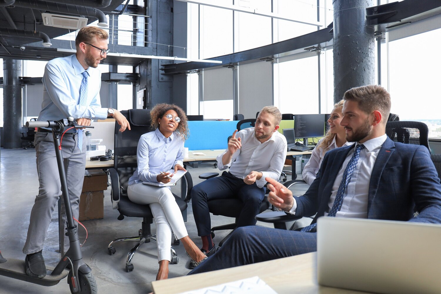 Professioneel team in vergadering, moderne kantooromgeving, zakelijke samenwerking